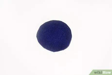 Сделайте помпоны из обрезков ткани Шаг 9