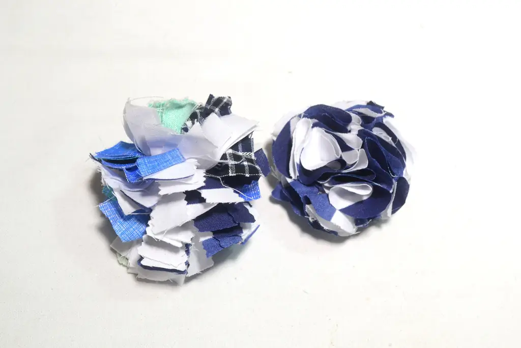 Как сделать помпоны из обрезков ткани (с иллюстрациями)