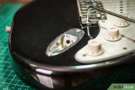 Затяните свободный входной разъем на гитаре Stratocaster Шаг 1