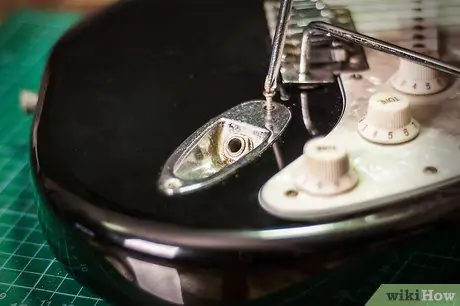 Затяните свободный входной разъем на гитаре Stratocaster Шаг 2