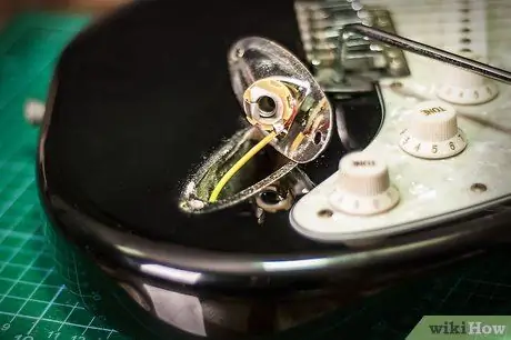 Затяните свободный входной разъем на гитаре Stratocaster Шаг 3
