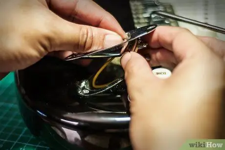 Затяните свободный входной разъем на гитаре Stratocaster Шаг 4