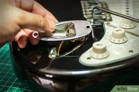 Затяните свободный входной разъем на гитаре Stratocaster Шаг 5
