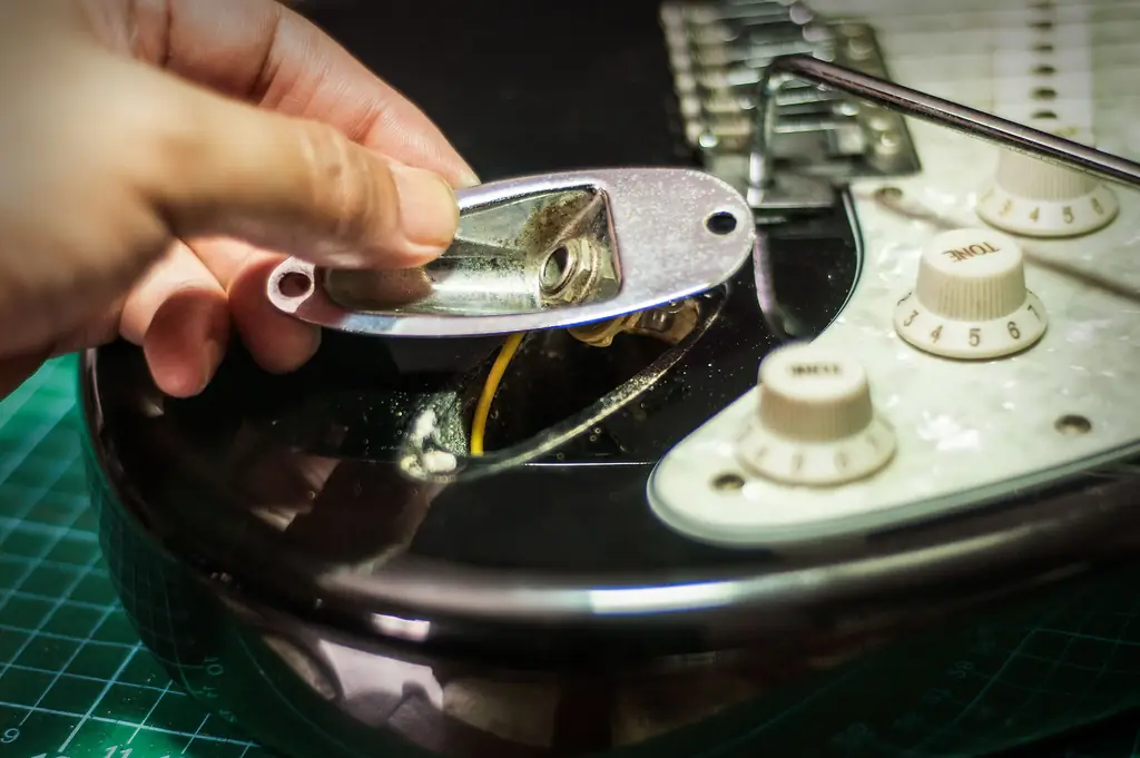 Как затянуть свободный входной разъем на гитаре Stratocaster