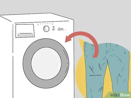 Вырежьте отверстия для колен в джинсах, шаг 6