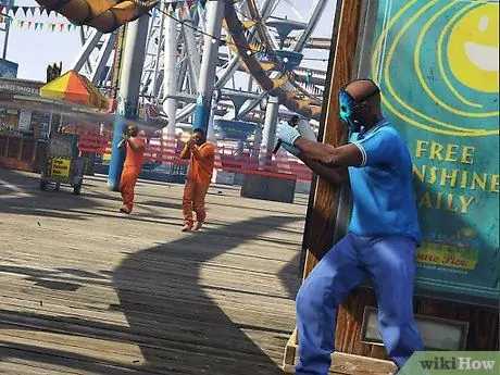 Укрыться в Grand Theft Auto (GTA) 5, шаг 1 Укрыться в Grand Theft Auto (GTA) 5, шаг 1