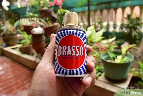 Очистка тарелок с помощью Brasso Шаг 1 Очистка тарелок с помощью Brasso Шаг 1