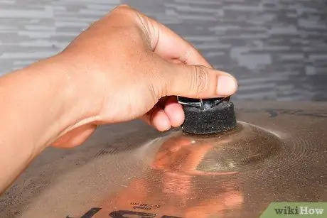 Очистка тарелок с помощью Brasso Step 2 Очистка тарелок с помощью Brasso Step 2