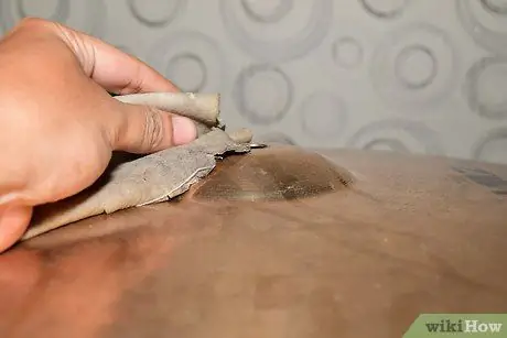Очистка тарелок с помощью Brasso Step 4 Очистка тарелок с помощью Brasso Step 4