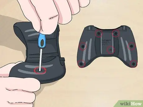 Откройте проводной геймпад Xbox 360 Шаг 4 Откройте проводной геймпад Xbox 360 Шаг 4