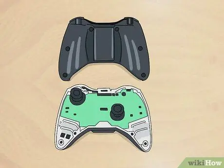 Откройте проводной геймпад Xbox 360 Шаг 5 Откройте проводной геймпад Xbox 360 Шаг 5