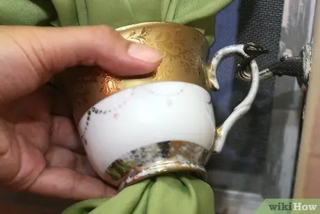Используйте чашки в качестве подвязки занавесок Шаг 4 Пункт 3