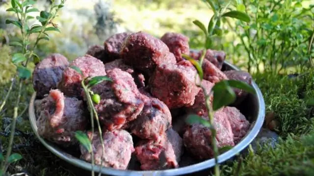 Почему сырое мясо нужно хранить на нижней полке?