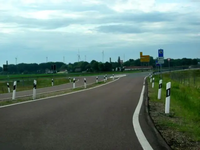 На каком расстоянии должны быть стойки для ограждения поля?