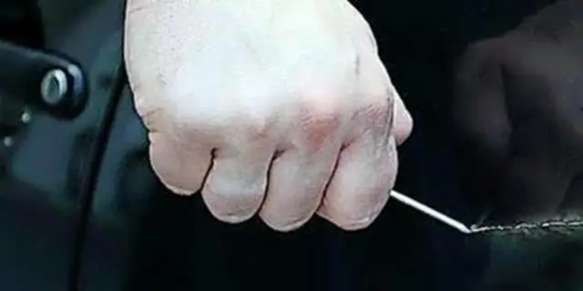 Раковины из шамота царапаются?