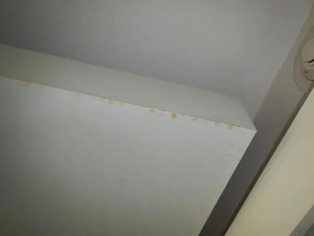 Что вызывает желтые пятна на потолке?