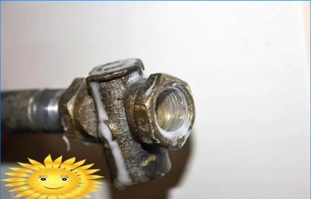 Как сантехник проверяет утечки газа?