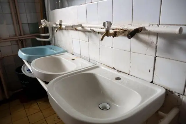 Почему в мойке в ванной нет горячей воды?