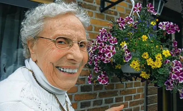 Как сделать так, чтобы диван не скользил по стене?