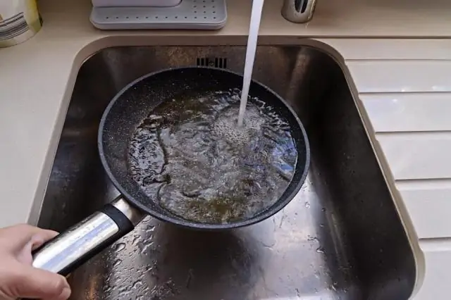 Можно ли слить жир в раковину горячей водой?