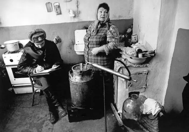 Из чего делают фальшивые поленья в газовом камине?