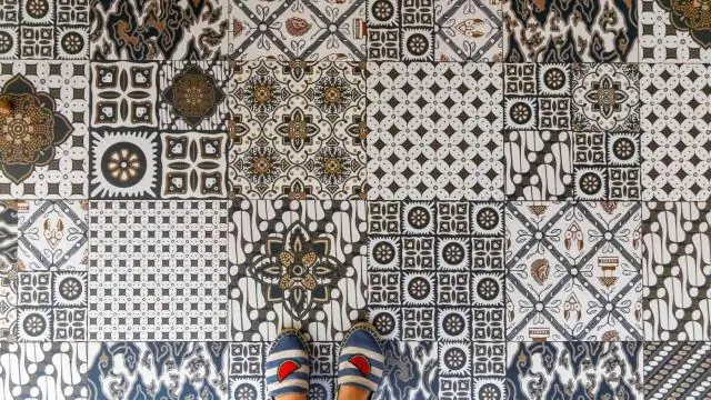 Сколько стоит заменить ковровое покрытие от стены до стены?