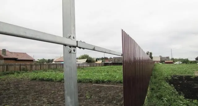 Как покрыть металлические столбы забора деревом?
