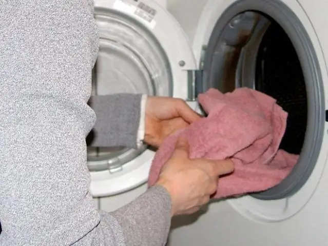 Как избавиться от черной плесени на потолке спальни?