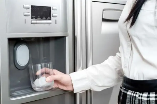 Как очистить водопроводную линию холодильника Whirlpool?