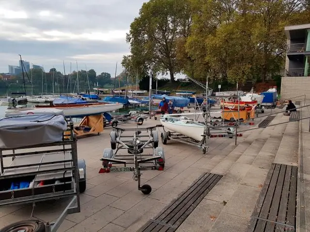Сколько места мне нужно над воротами гаража?