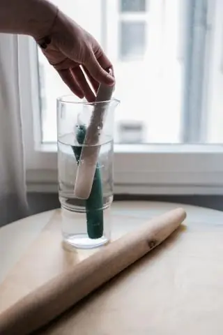 Можно ли полить лобовое стекло горячей водой?