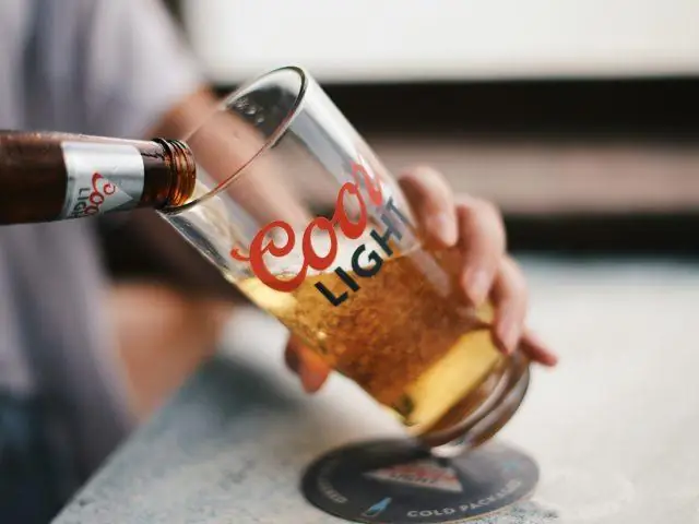 Подойдет ли Coors Light для Yeti koozie?