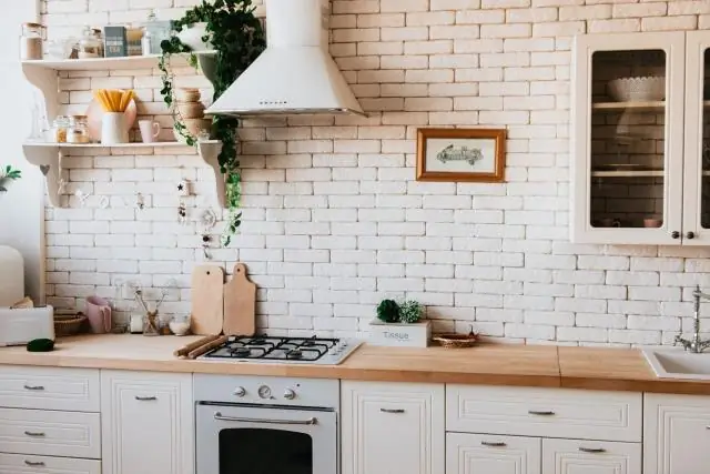Как украсить белое постельное белье?