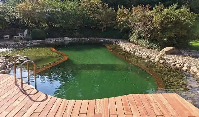 В воде из шланга есть хлор?