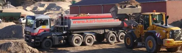 Для чего используется просеянный верхний слой почвы?