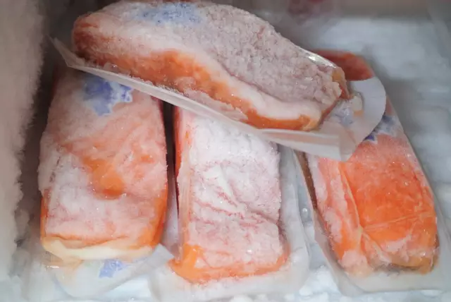 Как разморозить рыбу, сохранив ее вкус?
