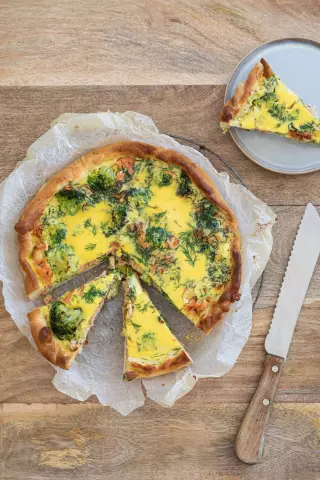 Пикантный пирог с копченым лососем