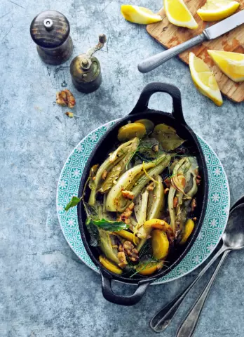 Фермерская цесарка с засахаренными лимонами и фенхелем