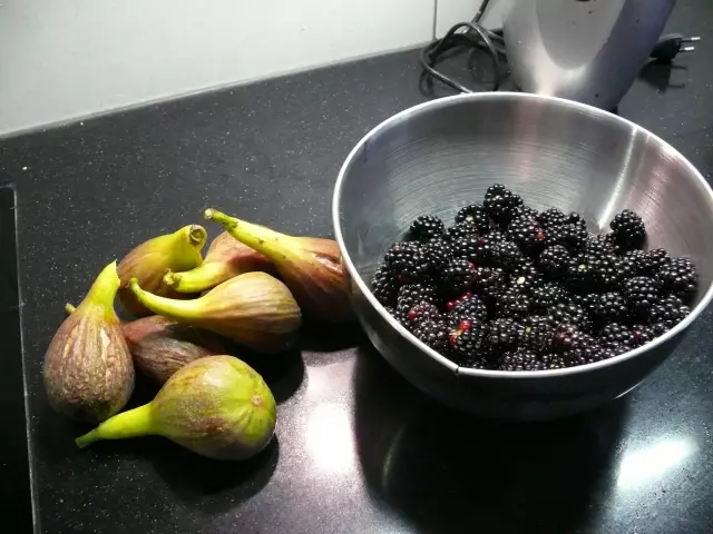 Приготовление запеканки из ежевики и инжира