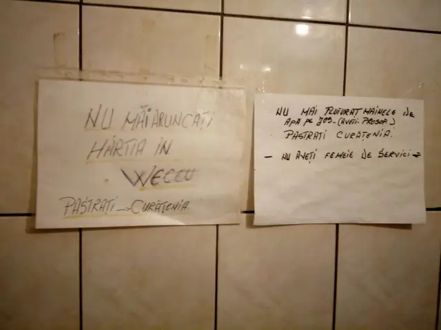 Руки на воде в идеальной раковине