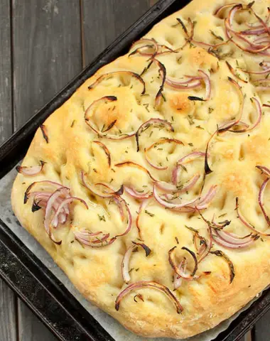 Фокачча с розмарином и луком